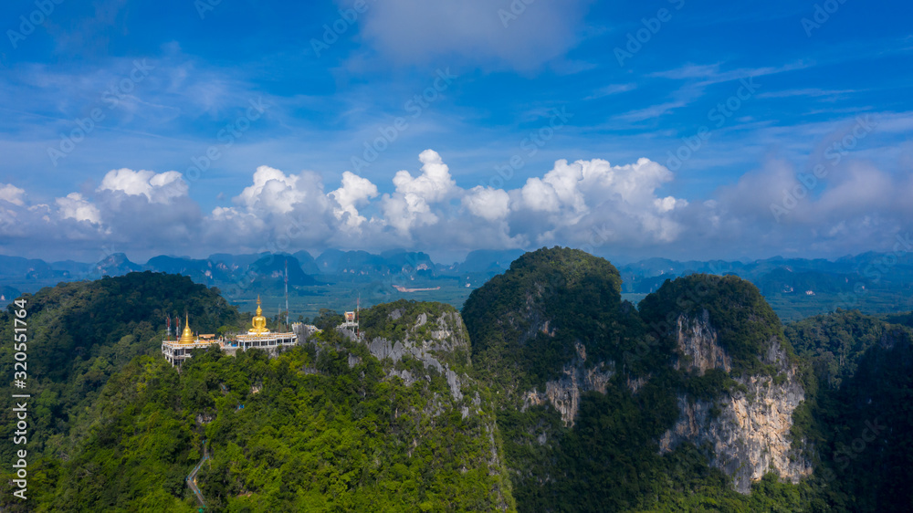鸟瞰泰国甲米Tham Seua的虎穴寺，山顶上的佛像，蓝天
