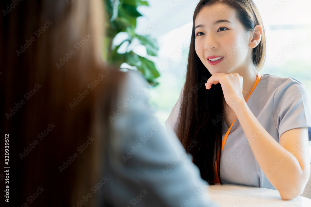 面试工作招聘概念有吸引力的亚洲女性在会议室huma之间回答问题