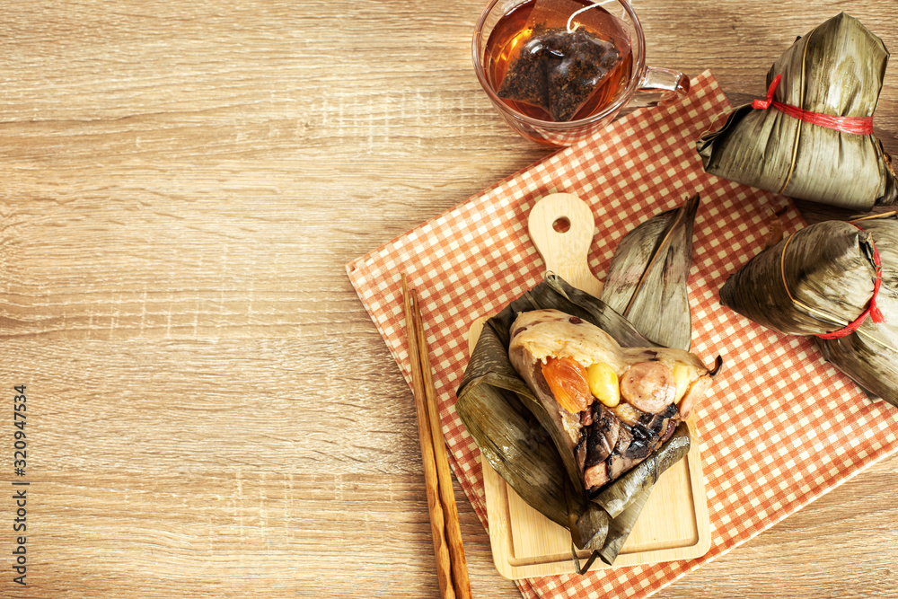 亚洲端午节木桌上的粽子或粽子配中国茶