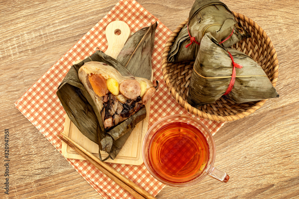 亚洲端午节，木桌上的粽子或粽子配中国茶