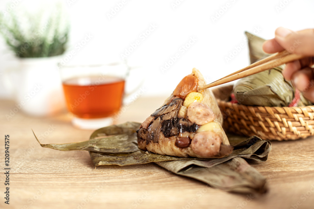 亚洲端午节，木桌上的粽子或粽子配中国茶