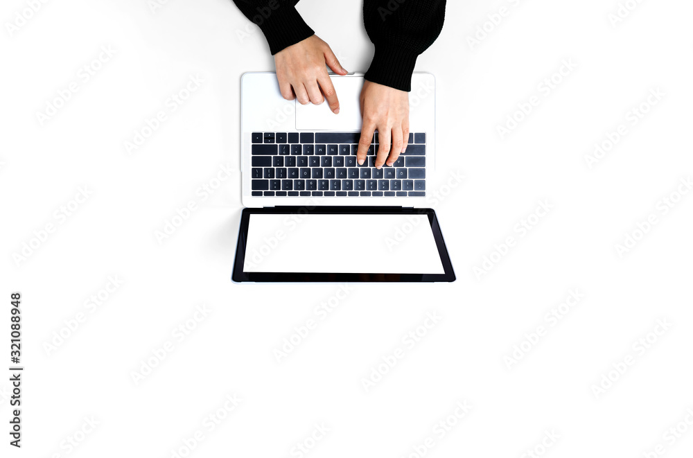 在纯色背景下使用笔记本电脑的人
