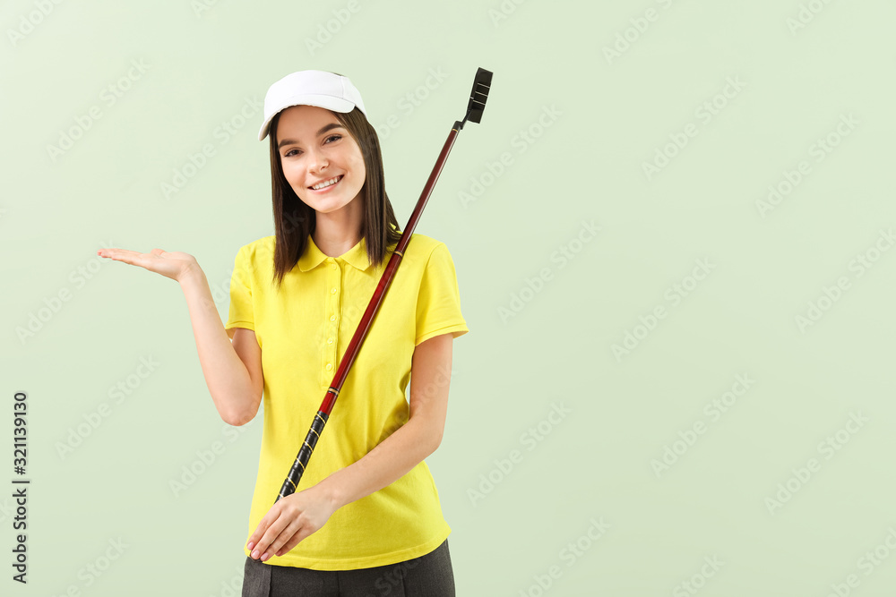美丽的女高尔夫球手在彩色背景上展示了一些东西