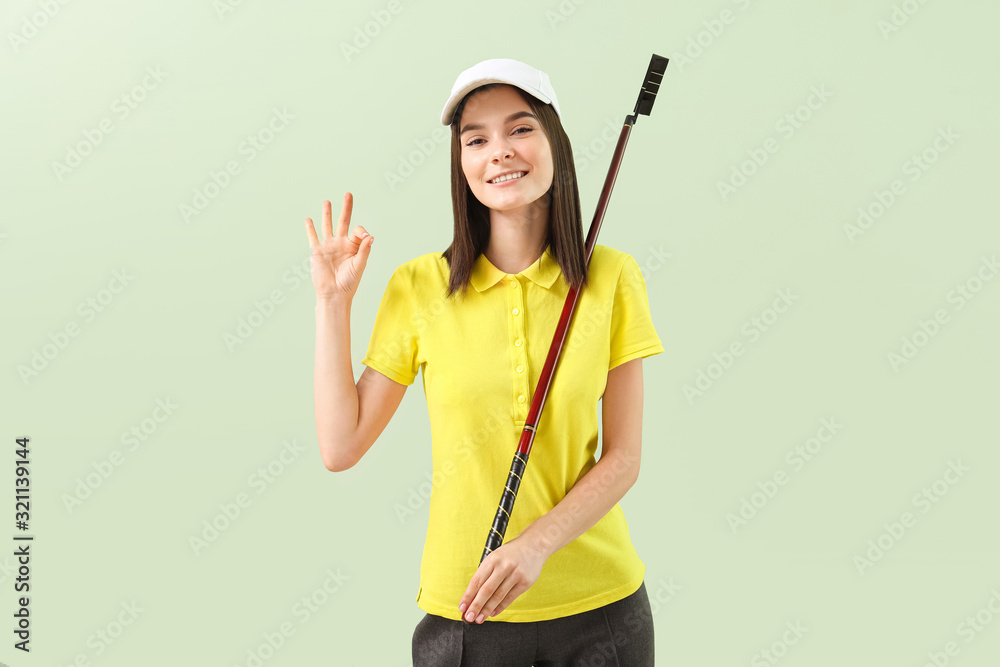 漂亮的女高尔夫球手在彩色背景上表现良好