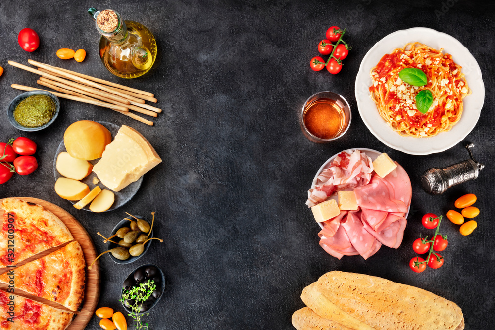 带有复制空间的意大利食物背景。披萨、意大利面、奶酪、火腿、橄榄油和葡萄酒，