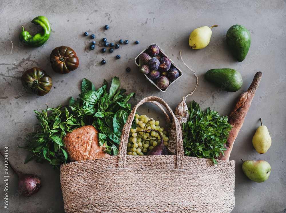 健康食品杂货购物环保袋，里面有新鲜蔬菜、水果、绿色蔬菜、香草等