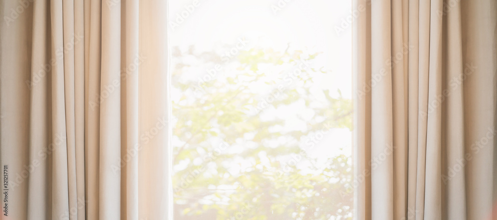 柔和的棕色窗帘，带有窗户卧室背景的晨光