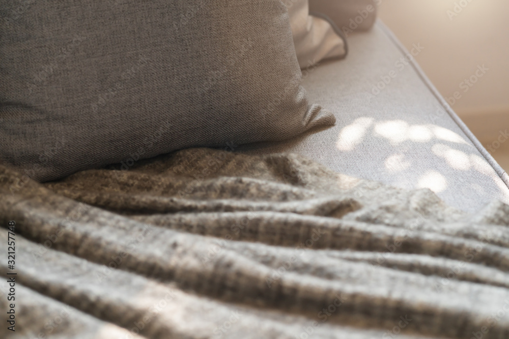 现代沙发上柔软舒适的米色枕头，壁纸墙套背景家居设计概念