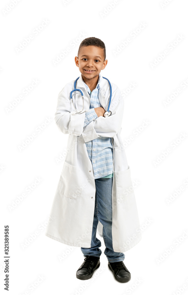 白人背景下可爱的非洲裔小医生