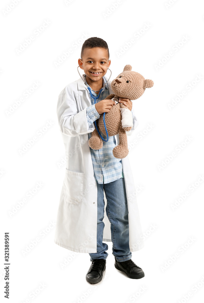 可爱的非裔美国小医生，白底玩具