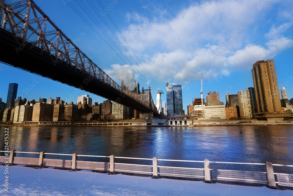 Ed Koch Queensboro大桥的冬季景色，位于纽约建筑物上方，与罗斯福河隔东河相望
