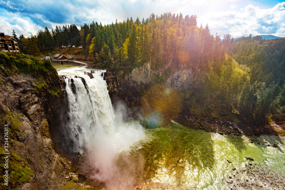 斯诺夸米瀑布位于美国西北部，华盛顿州西雅图附近，海拔268英尺。