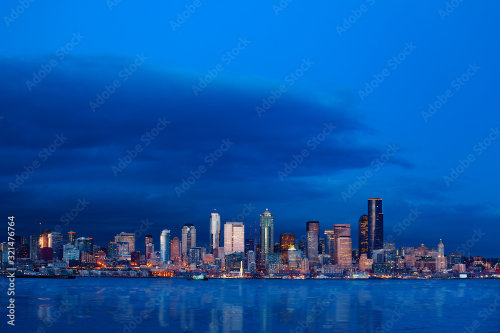美国华盛顿，西雅图海滨市中心建筑，夜晚天际线宽阔