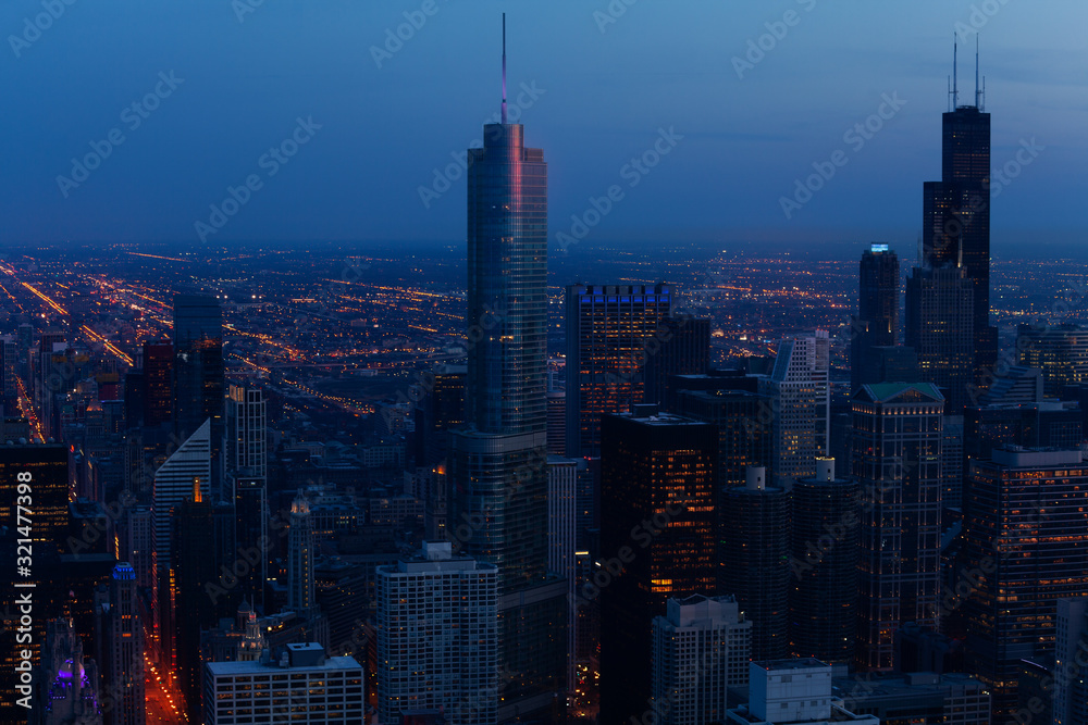 芝加哥市中心傍晚最后一次阳光照射时间城市全景，鸟瞰或鸟瞰伊利诺