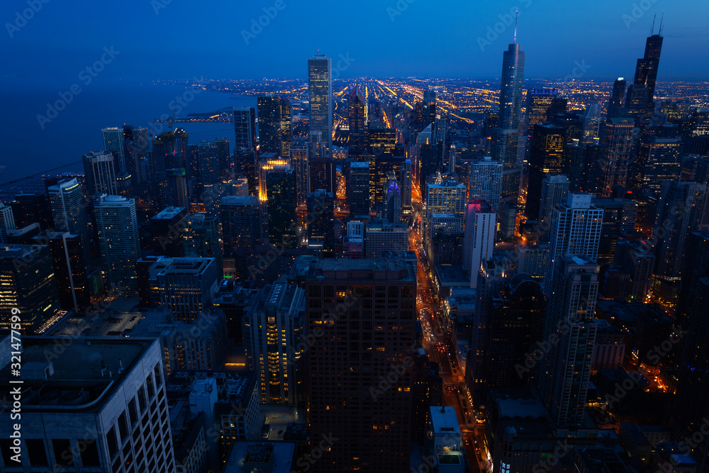 美国伊利诺伊州芝加哥市中心摩天大楼和街道的天际线全景图