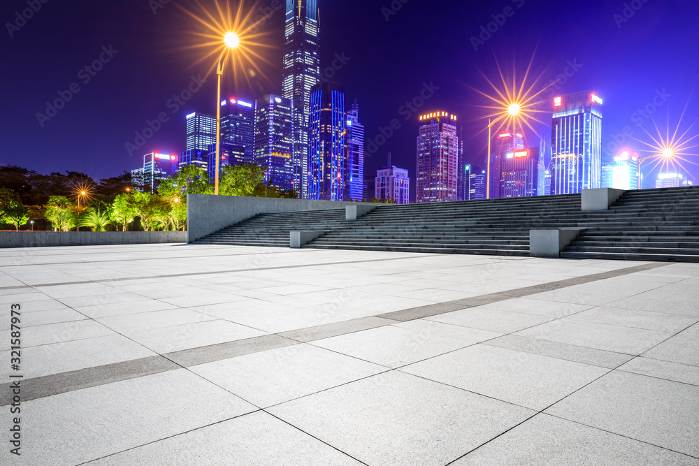 空旷的广场层和夜晚的深圳城市建筑风光，中国。