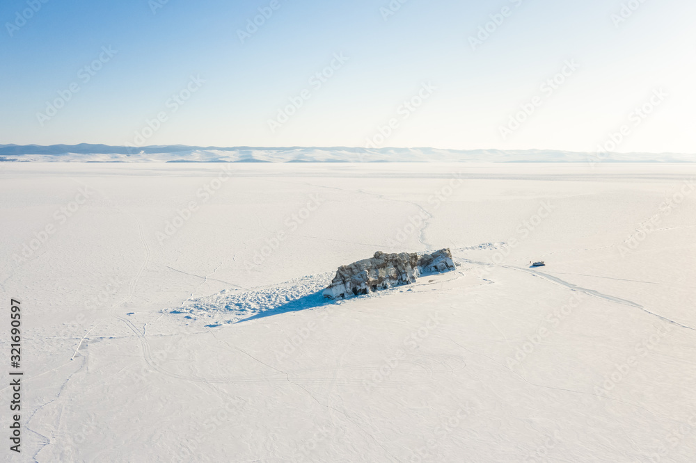 冬季，俄罗斯西伯利亚伊尔库茨克，贝加尔湖结冰中的岩石岛鸟瞰图。