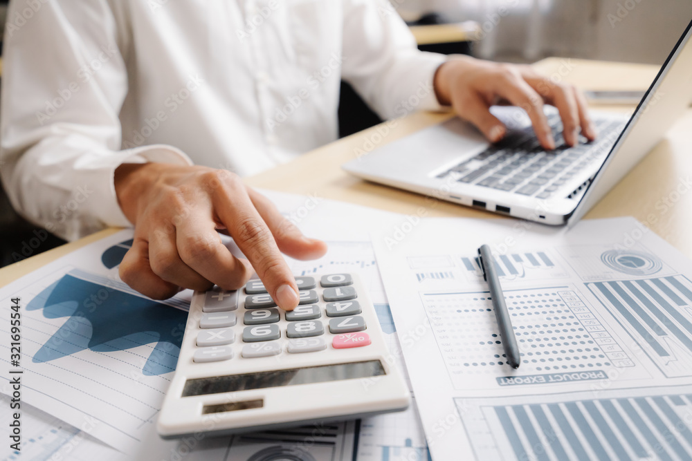 商业会计或财务专家在公司分析商业报告图表和财务图表