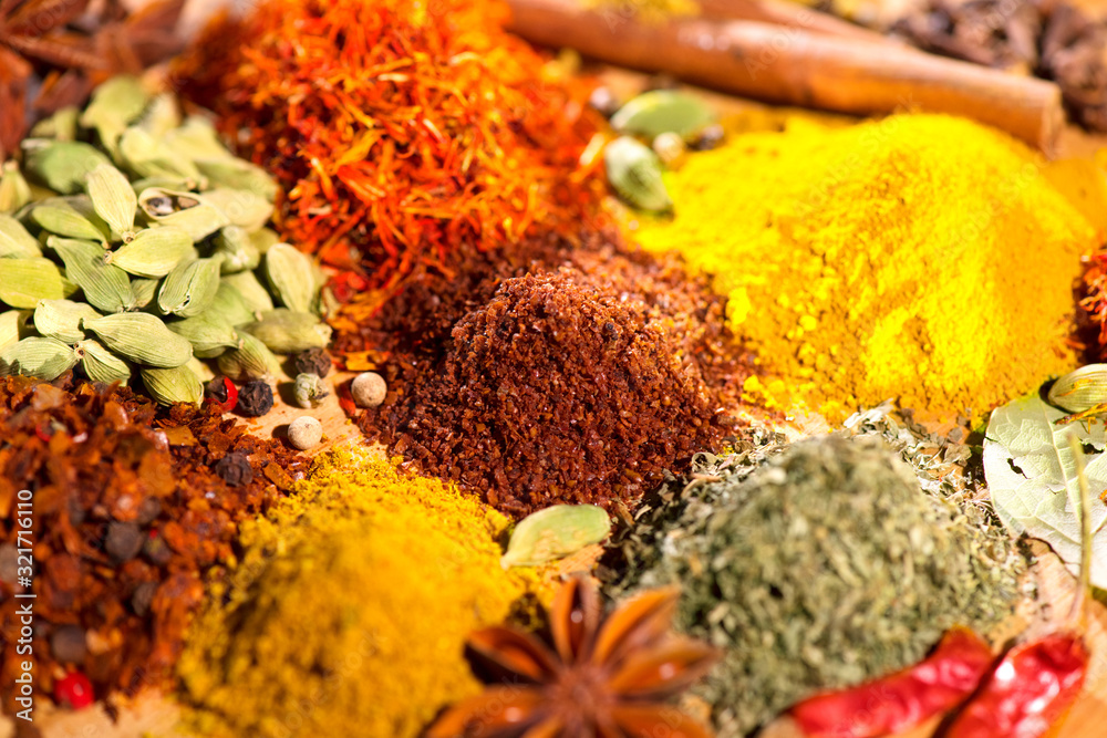 香料。各种印度香料的彩色背景。印度香料和香草的背景。Se的组合