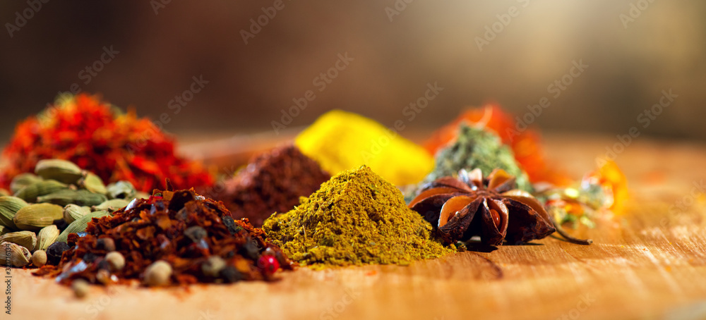 香料。各种印度香料的彩色背景。香料和香草的背景。各种调味料