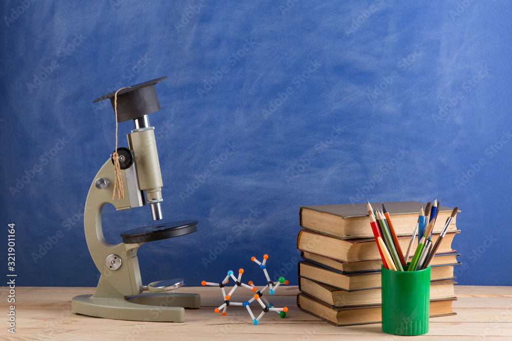 教育和科学概念——礼堂教师桌上的书，后面的黑板
