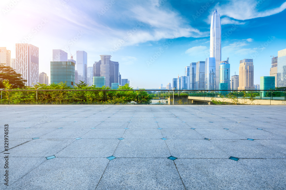 中国深圳的空置广场楼层和城市商业建筑场景。