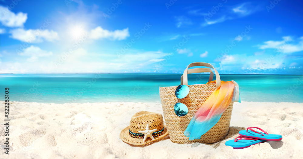 概念暑假。配件-包，草帽，带棕榈树反光的太阳镜，pareo，f