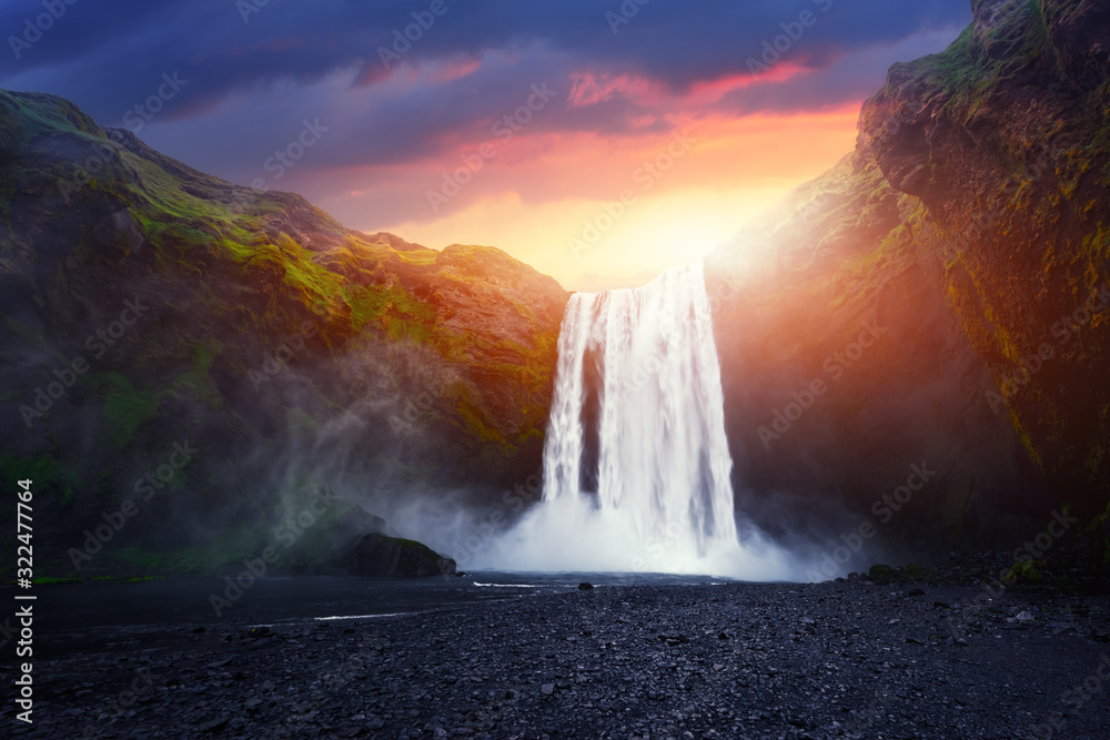 令人难以置信的风景，有Skogafoss瀑布和不真实的日落天空。冰岛，欧洲