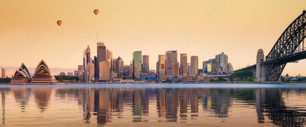 日落时分悉尼海港与城市和桥梁的景观
