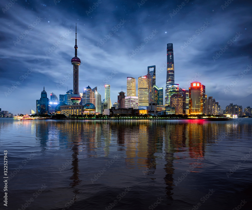 中国上海的夜景——黄浦江上的城市天际线。