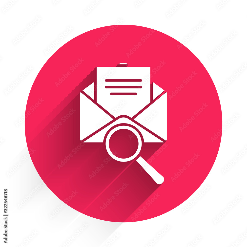 白色信封邮件，带有放大镜图标，与长阴影隔离。红色圆圈按钮。矢量