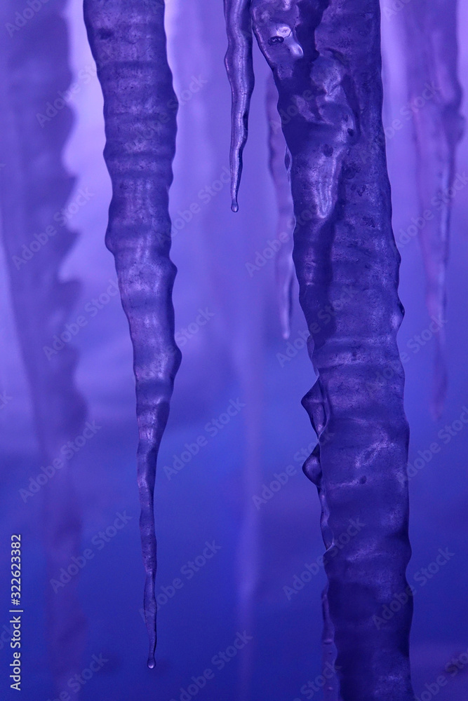 垂直：科罗拉多州一个冰窟内一个长冰柱的详细照片。