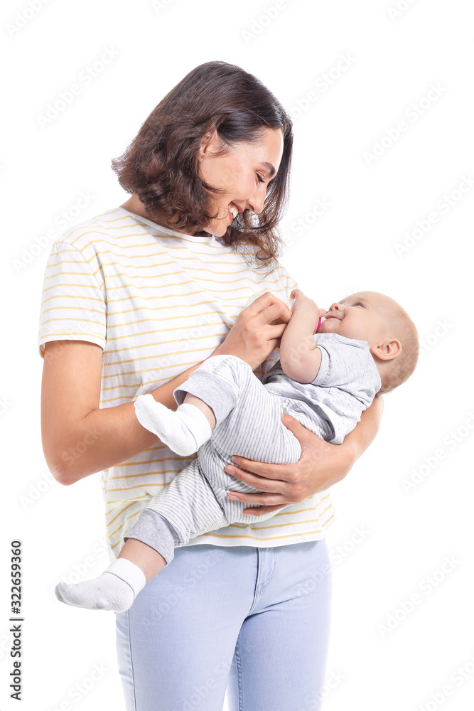 母亲用白底奶瓶里的牛奶喂养婴儿