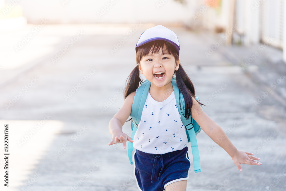 回到学校的概念。快乐有趣的亚洲小女孩跑步，当她去b时非常兴奋和高兴