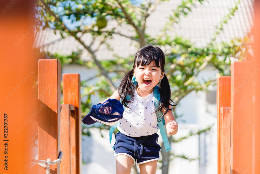 返校概念。快乐有趣的亚洲小女孩跑步，当她去b时非常兴奋和高兴