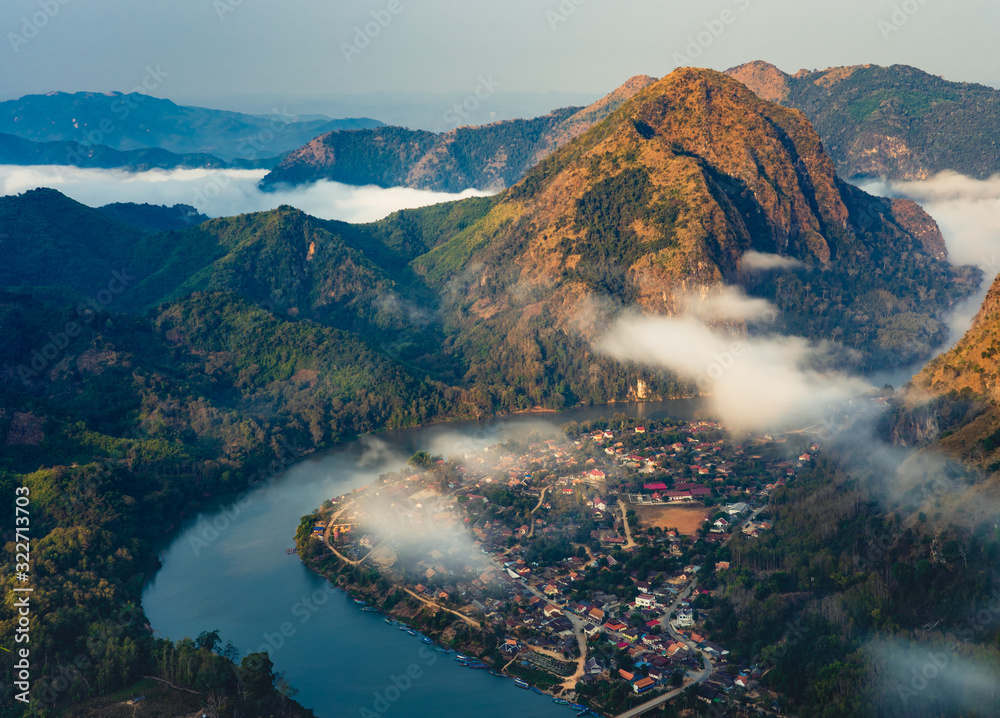 老挝琅勃拉邦老挝日出时廊桥村鸟瞰图
