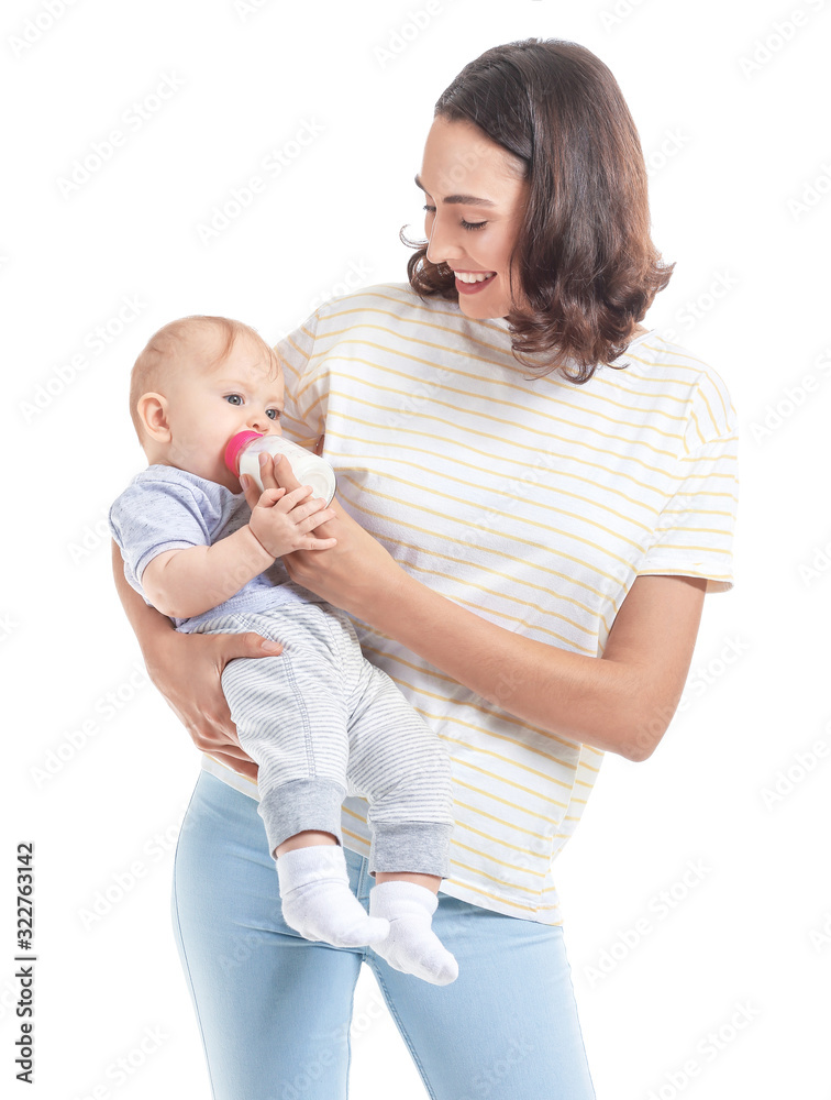 母亲用白底奶瓶里的牛奶喂养婴儿