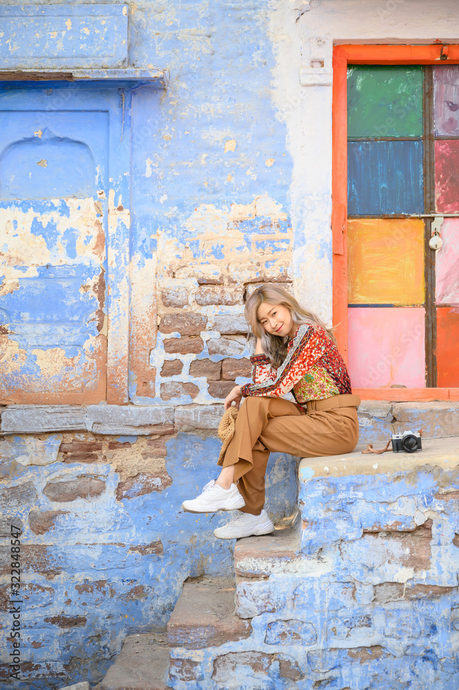 拉贾斯坦邦蓝色城市焦特布尔彩色蓝色建筑前的年轻女子肖像I