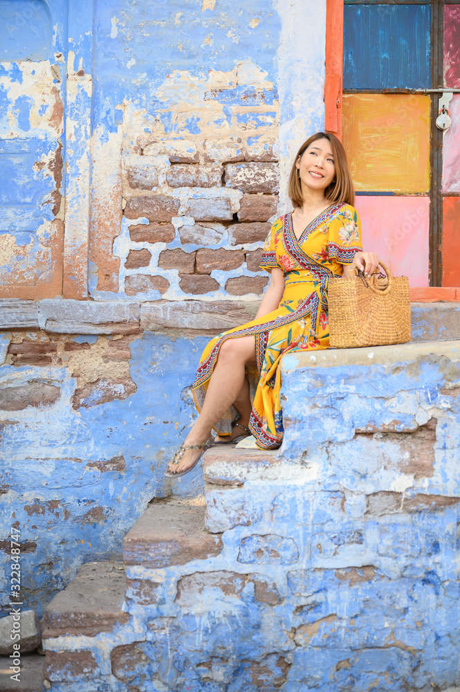 拉贾斯坦邦蓝色城市焦特布尔彩色蓝色建筑前的年轻女子肖像I