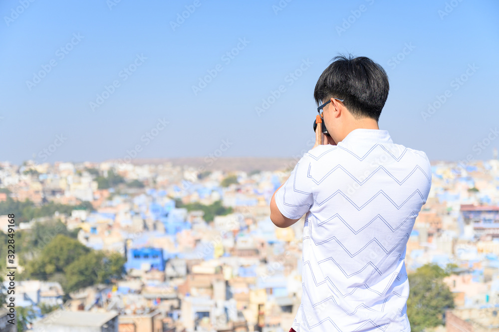 年轻旅行者拍摄印度拉贾斯坦邦蓝色城市焦特布尔的照片