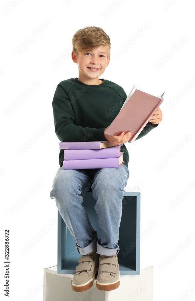 小男孩在白色背景下看书