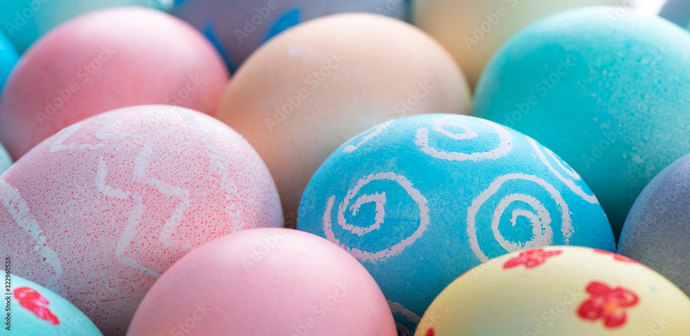 用淡蓝色背景上隔离的彩色水染色的彩色复活节彩蛋，Eas的设计理念