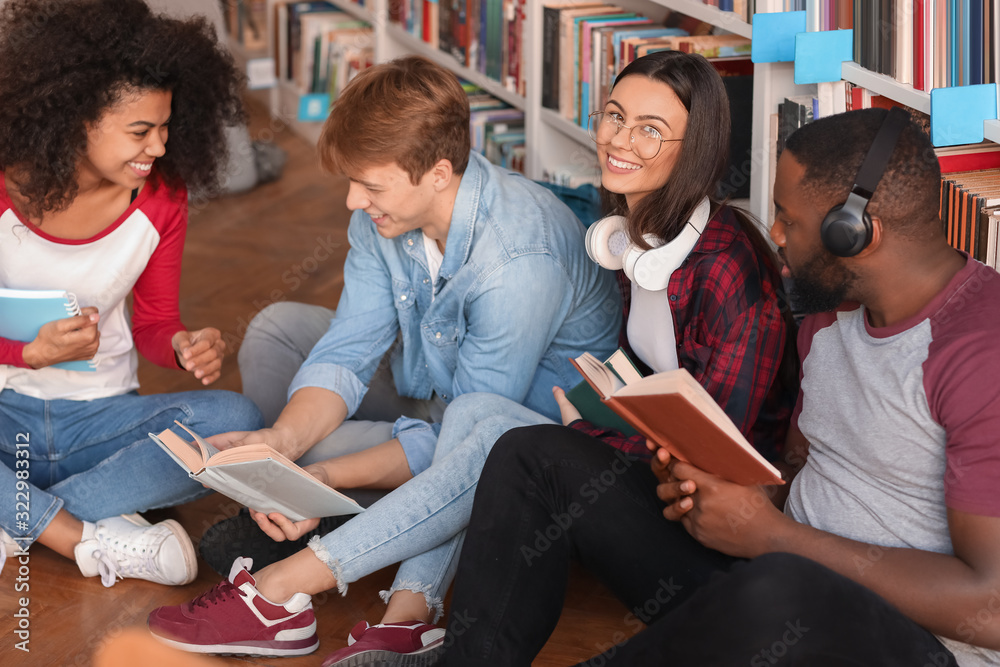 年轻学生在图书馆备考时看书