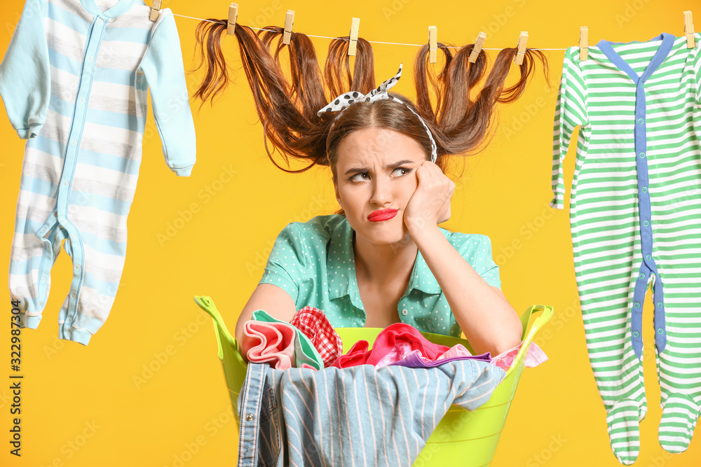 有趣的家庭主妇在彩色背景上洗衣服