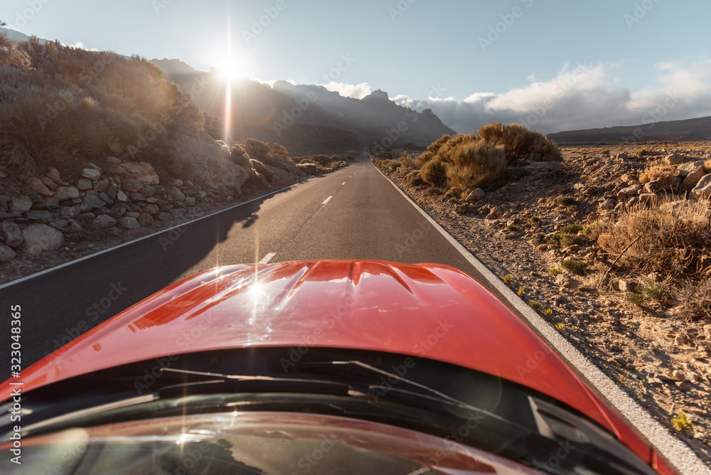 在旅行中从汽车上欣赏火山谷上美丽的道路