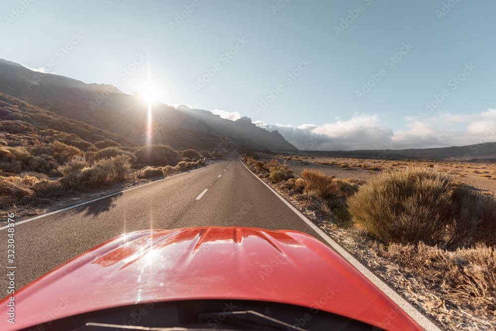 在旅行中从汽车上欣赏火山谷上美丽的道路
