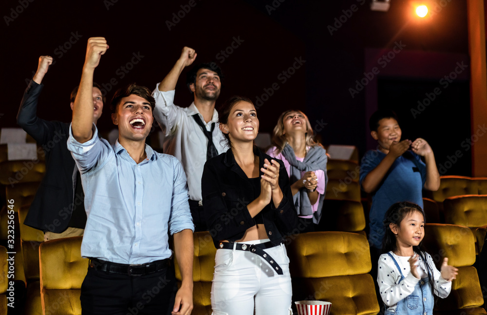 一群观众在电影院里快乐地观看电影。集体娱乐活动和娱乐