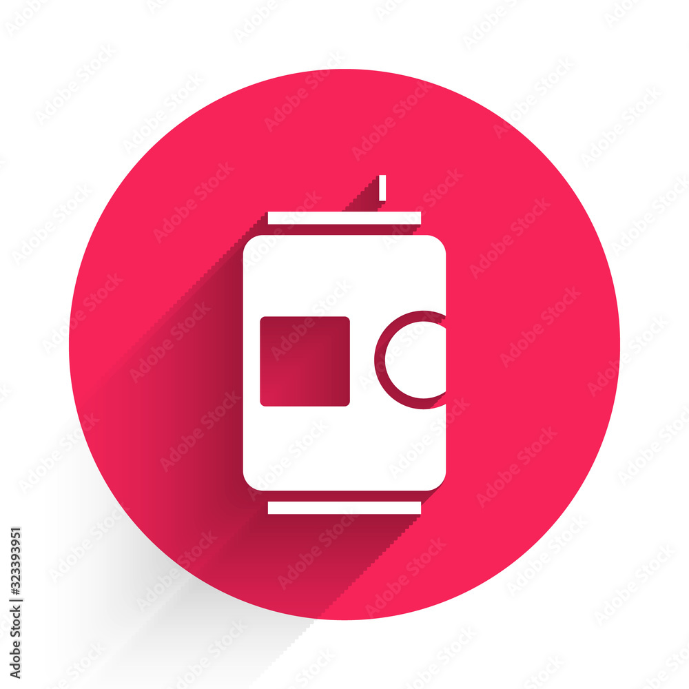 白啤酒罐图标用长阴影隔离。红色圆圈按钮。矢量插图