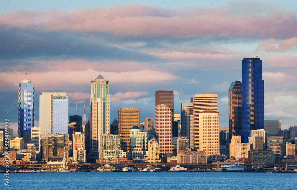 美国华盛顿，春天傍晚日落时的西雅图海滨市中心建筑天际线景观
