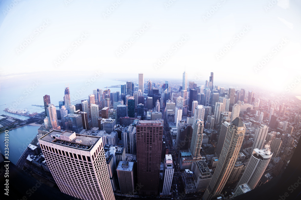 黄昏时分，伊利诺伊州，摩天大楼和街道，鸟瞰芝加哥市中心的全景